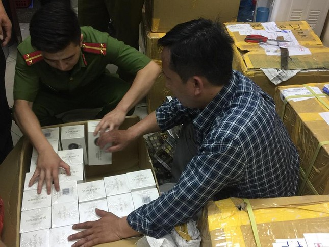 Kiểm tra hàng vạn bao thuốc lá không rõ nguồn gốc tại Hà Nội ảnh 7