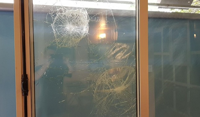 Nhóm thanh niên ném 'mưa' gạch đá vào quán cà phê ở Hà Nội ảnh 1