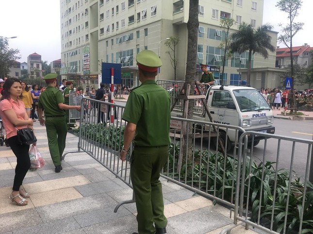 Tháo dỡ hàng rào tranh chấp ở chung cư hạng sang ảnh 1