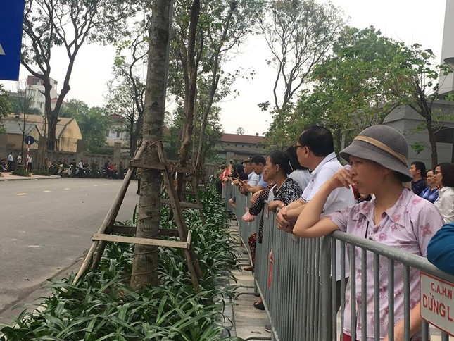 Tháo dỡ hàng rào tranh chấp ở chung cư hạng sang ảnh 3