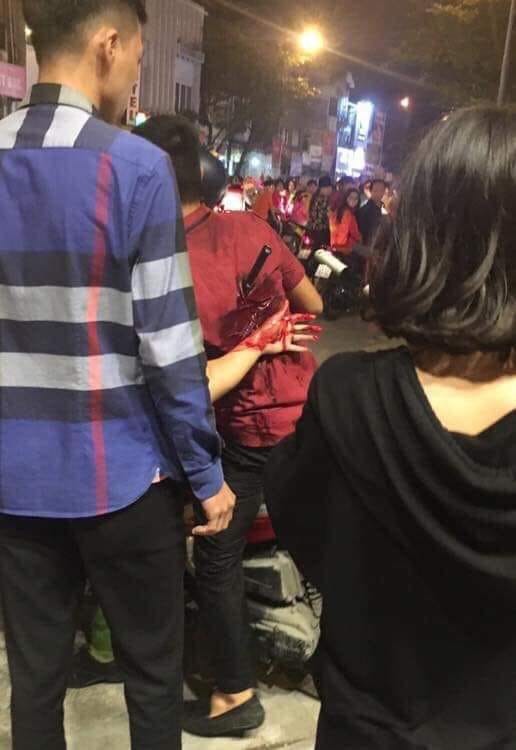 CĐV đi bão sau chiến thắng, hàng loạt tai nạn, ẩu đả trên phố Hà Nội ảnh 2