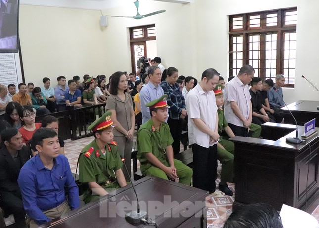 Vợ và em gái ông Triệu Tài Vinh vắng mặt tại tòa xử gian lận thi ở Hà Giang ảnh 1