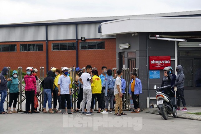 Hàng trăm công nhân vây trụ sở công ty vì Giám đốc 'biệt tích' ảnh 1