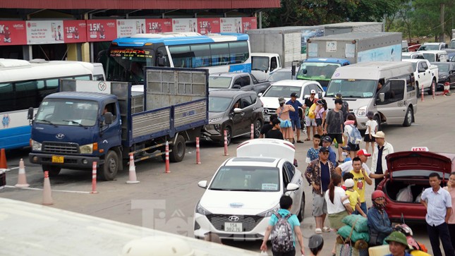 Phà Gót ra đảo Cát Bà tái diễn cảnh ùn tắc ngày cuối tuần ảnh 8