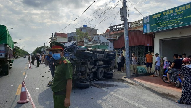 Hai người tử vong sau va chạm với xe tải ảnh 1