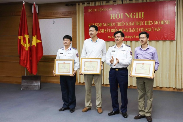 Cảnh sát biển đồng hành với ngư dân ảnh 5