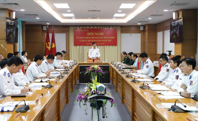Cảnh sát biển đồng hành với ngư dân ảnh 1