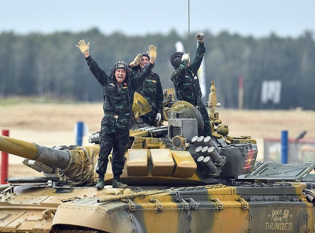 Vỡ òa khoảnh khắc Việt Nam về nhất cuộc thi Tank biathlon ảnh 3