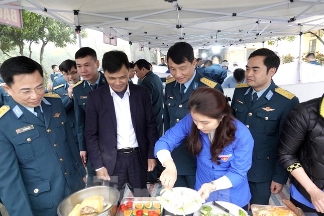 Tuổi trẻ lính canh trời sôi nổi Tết trồng cây, thi nấu mâm cỗ Tết, gói bánh chưng ảnh 11