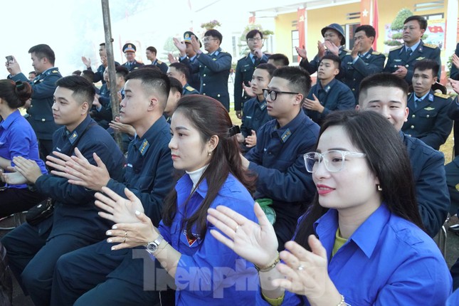 Tuổi trẻ lính canh trời sôi nổi Tết trồng cây, thi nấu mâm cỗ Tết, gói bánh chưng ảnh 4