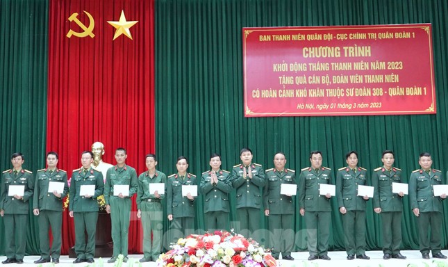 Bí thư T.Ư Đoàn Nguyễn Tường Lâm dự khởi động Tháng Thanh niên 2023 tại Trung đoàn Thủ đô ảnh 9