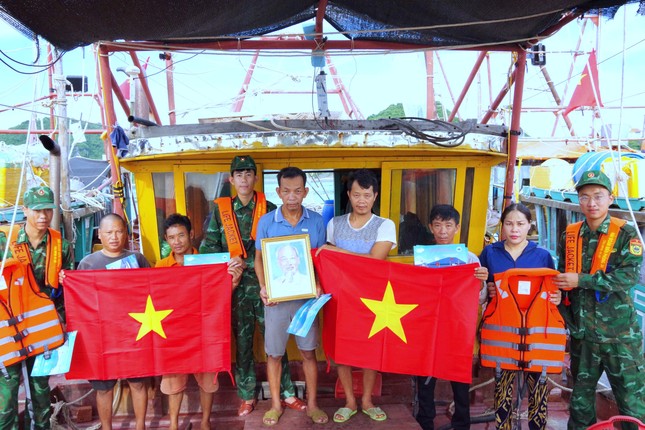 344 tổ ‘Tay kéo Biên phòng’ cắt tóc miễn phí cho học sinh và nhân dân ảnh 2