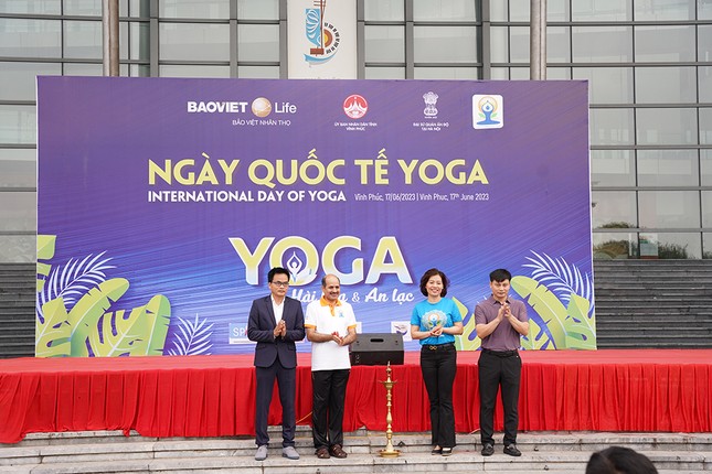 Hơn 1.000 người đồng diễn Yoga lan toả tinh thần sống 'hài hoà và an lạc' ảnh 2