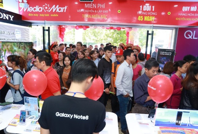 Chen chân mua sắm tại siêu thị điện máy mới khai trương trong ngày đầu Tháng khuyến mại Hà Nội 20 ảnh 3