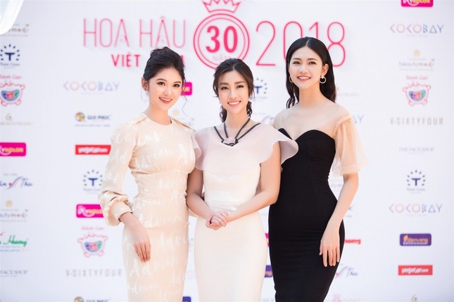 Đông Nhi khuấy động sân khấu trường ĐHKHXH và Nhân văn ảnh 1