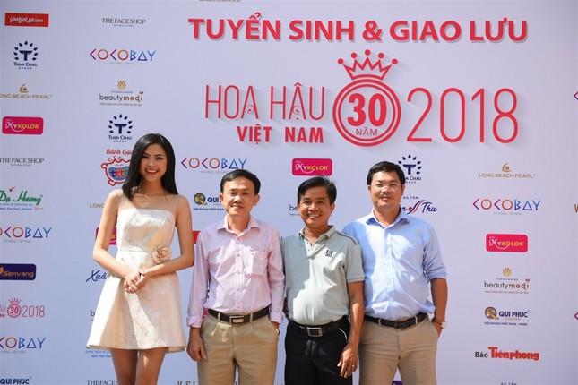 Đông Nhi khuấy động sân khấu trường ĐHKHXH và Nhân văn ảnh 4