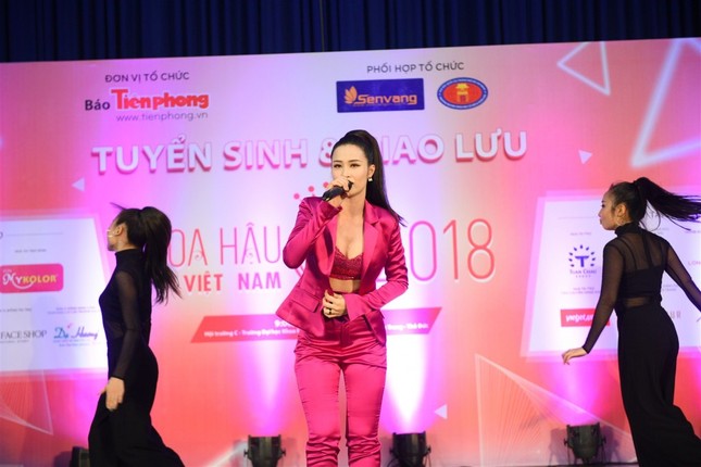 Đông Nhi khuấy động sân khấu trường ĐHKHXH và Nhân văn ảnh 10
