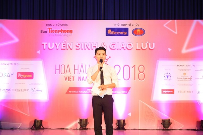 Đông Nhi khuấy động sân khấu trường ĐHKHXH và Nhân văn ảnh 12