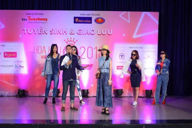 Đông Nhi khuấy động sân khấu trường ĐHKHXH và Nhân văn ảnh 13