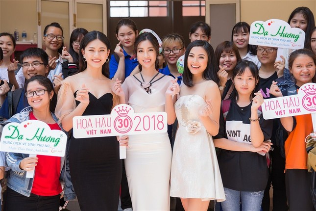 Đông Nhi khuấy động sân khấu trường ĐHKHXH và Nhân văn ảnh 15