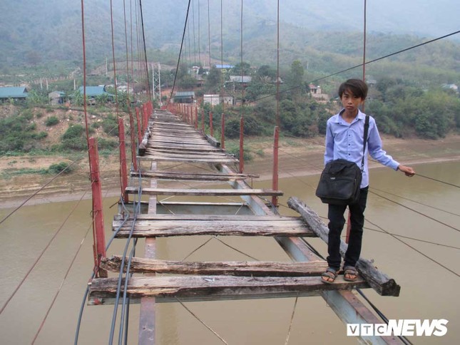 Rùng mình cảnh học sinh vượt sông trên cầu treo 'thần chết' ảnh 1