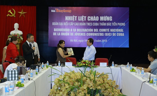 Đoàn đại biểu cấp cao T.Ư Đoàn TNCS Cuba thăm báo Tiền Phong ảnh 8