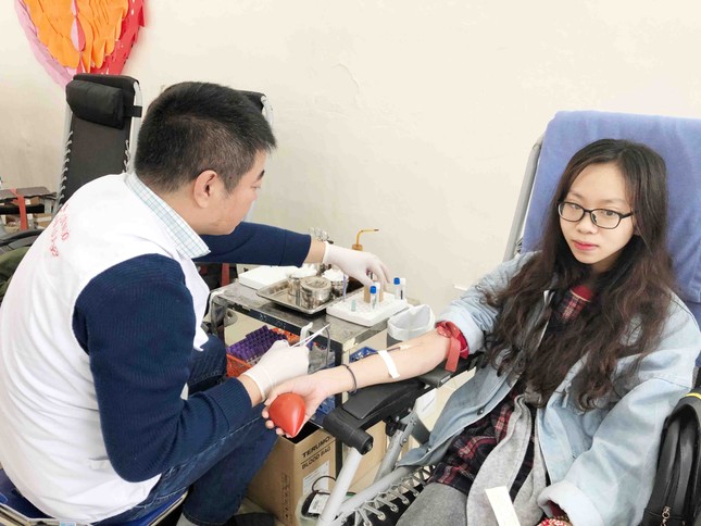 Những đôi uyên ương hiến máu ở Chủ nhật Đỏ ảnh 2