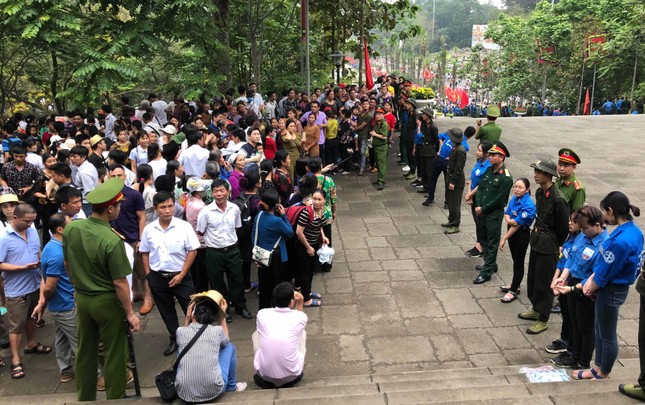 Chủ tịch Quốc hội dâng hương tưởng niệm các vua Hùng ảnh 10