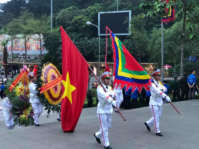 Chủ tịch Quốc hội dâng hương tưởng niệm các vua Hùng ảnh 2
