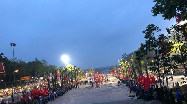 Chủ tịch Quốc hội dâng hương tưởng niệm các vua Hùng ảnh 1