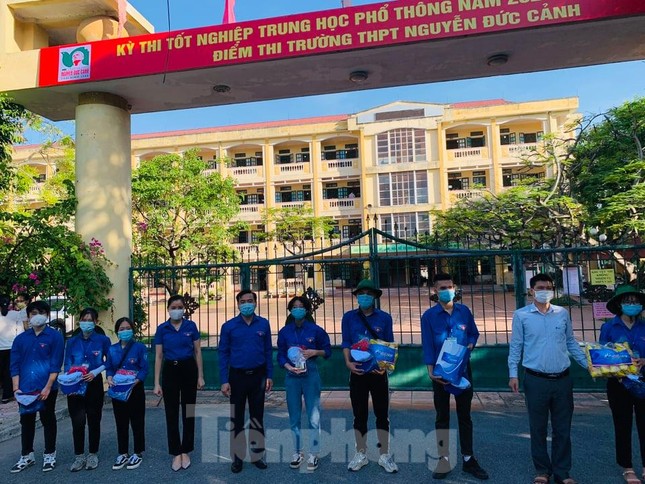 Hơn 500 sinh viên tình nguyện Thái Bình xuống đường tiếp sức mùa thi ảnh 1