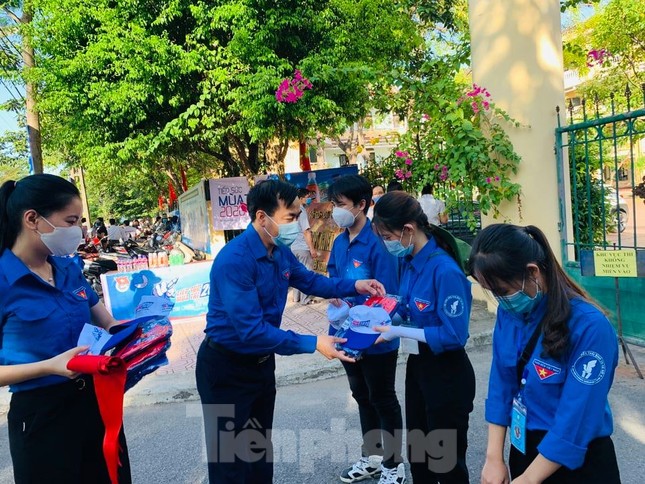 Hơn 500 sinh viên tình nguyện Thái Bình xuống đường tiếp sức mùa thi ảnh 3