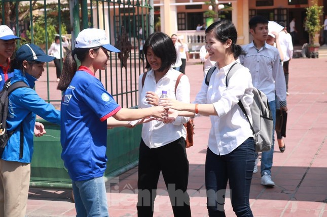 Hơn 500 sinh viên tình nguyện Thái Bình xuống đường tiếp sức mùa thi ảnh 7