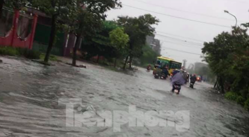 Mưa lớn kéo dài, các tuyến phố Thái Bình thất thủ, biến thành sông ảnh 6