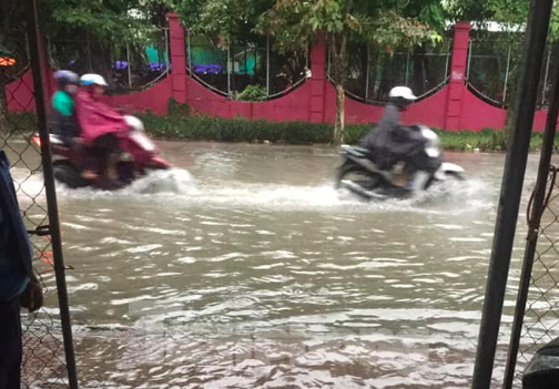 Mưa lớn kéo dài, các tuyến phố Thái Bình thất thủ, biến thành sông ảnh 18