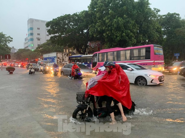 Mưa lớn kéo dài, các tuyến phố Thái Bình thất thủ, biến thành sông ảnh 14
