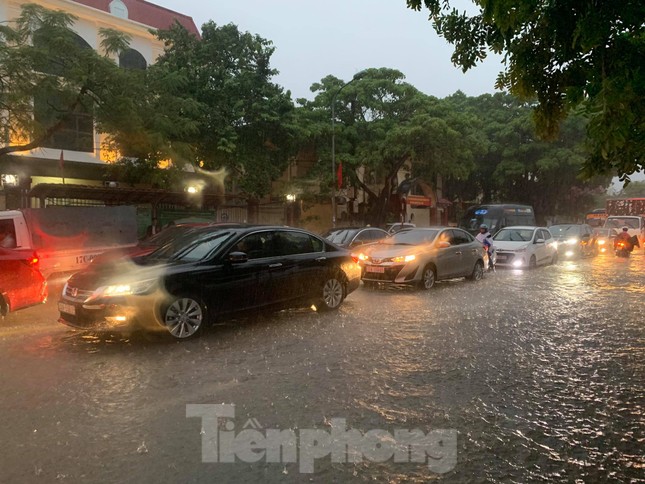 Mưa lớn kéo dài, các tuyến phố Thái Bình thất thủ, biến thành sông ảnh 10
