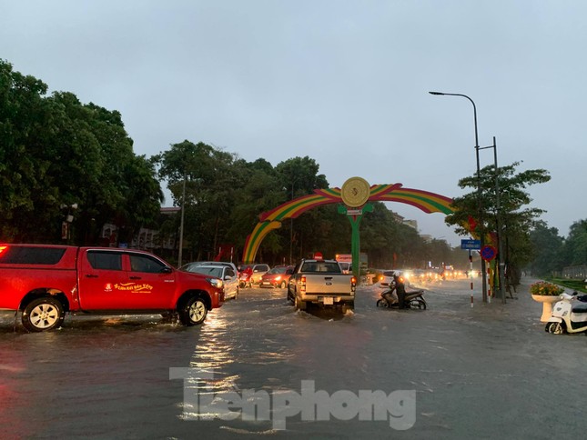 Mưa lớn kéo dài, các tuyến phố Thái Bình thất thủ, biến thành sông ảnh 11