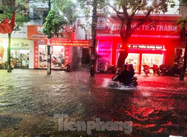 Mưa lớn kéo dài, các tuyến phố Thái Bình thất thủ, biến thành sông ảnh 19