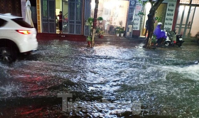 Mưa lớn kéo dài, các tuyến phố Thái Bình thất thủ, biến thành sông ảnh 13