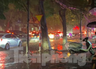 Mưa lớn kéo dài, các tuyến phố Thái Bình thất thủ, biến thành sông ảnh 9