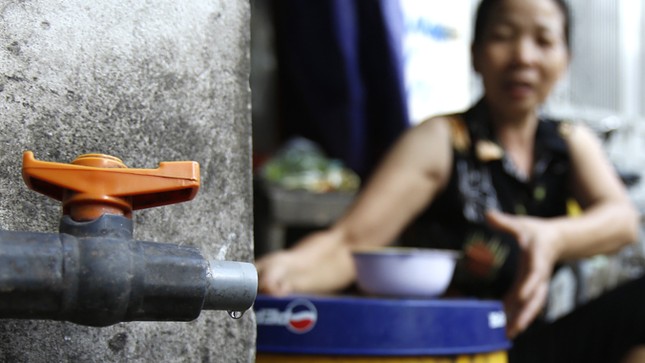Sống giữa thủ đô vẫn phải lấy nước tắm thừa mang đi rửa bát ảnh 3