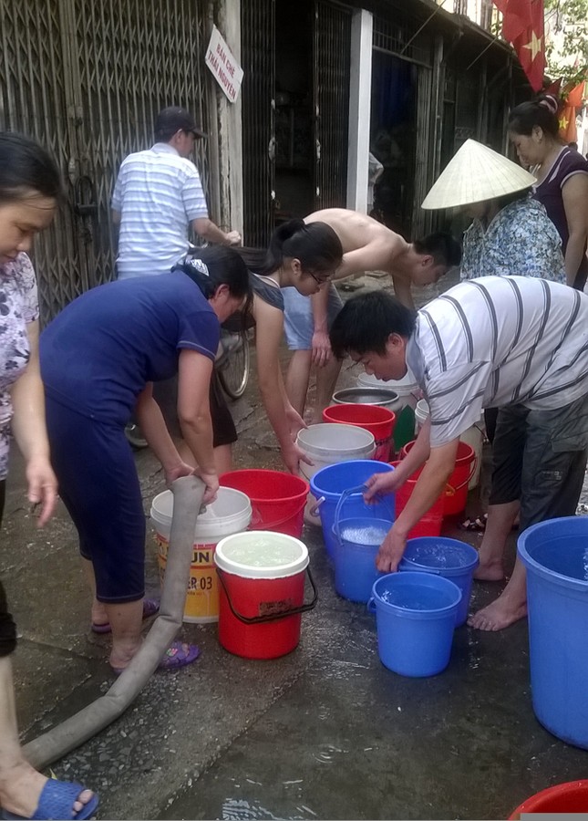 Sống giữa thủ đô vẫn phải lấy nước tắm thừa mang đi rửa bát ảnh 4