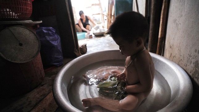 Sống giữa thủ đô vẫn phải lấy nước tắm thừa mang đi rửa bát ảnh 5