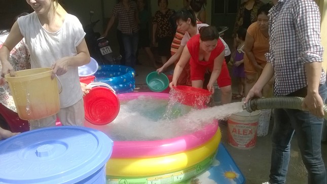 Sống giữa thủ đô vẫn phải lấy nước tắm thừa mang đi rửa bát ảnh 7