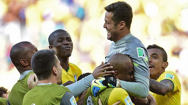 Julio Cesar: Hết thời vẫn là người hùng của Brazil ảnh 1