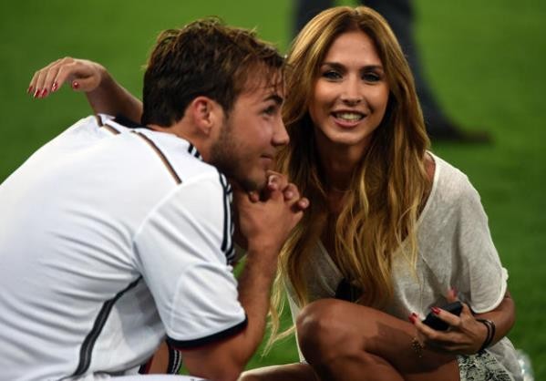 Bạn gái Goetze bất ngờ nổi tiếng nhờ màn 'khóa môi' trên sân ảnh 6