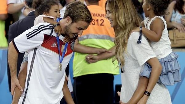 Bạn gái Goetze bất ngờ nổi tiếng nhờ màn 'khóa môi' trên sân ảnh 7