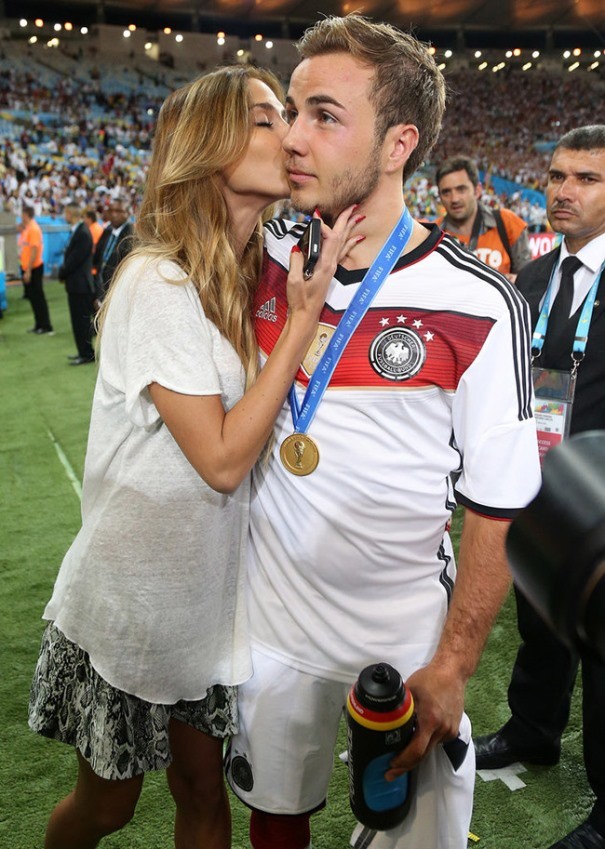 Bạn gái Goetze bất ngờ nổi tiếng nhờ màn 'khóa môi' trên sân ảnh 10