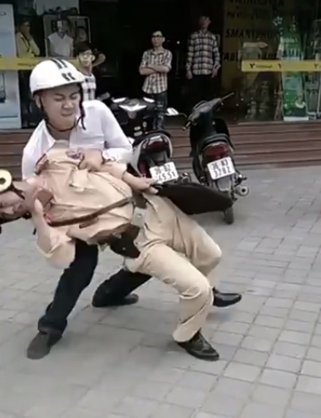 Bắt đối tượng vật ngã cảnh sát giao thông giữa phố ảnh 1